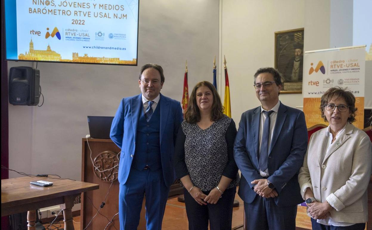 (De I a D): Felix Ortega Mohedano, director de la cátedra; Purificación Morgado, decana de la facultad de ciencias sociales; Alfonso Morales, secretario general de RTVE; Carmen Gayo, directora del comisionado para la lucha contra la pobreza infantil.