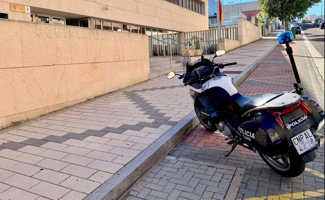 Una moto de una patrulla a la puerta de la comisaría de la Policía Nacional en Parquesol. 