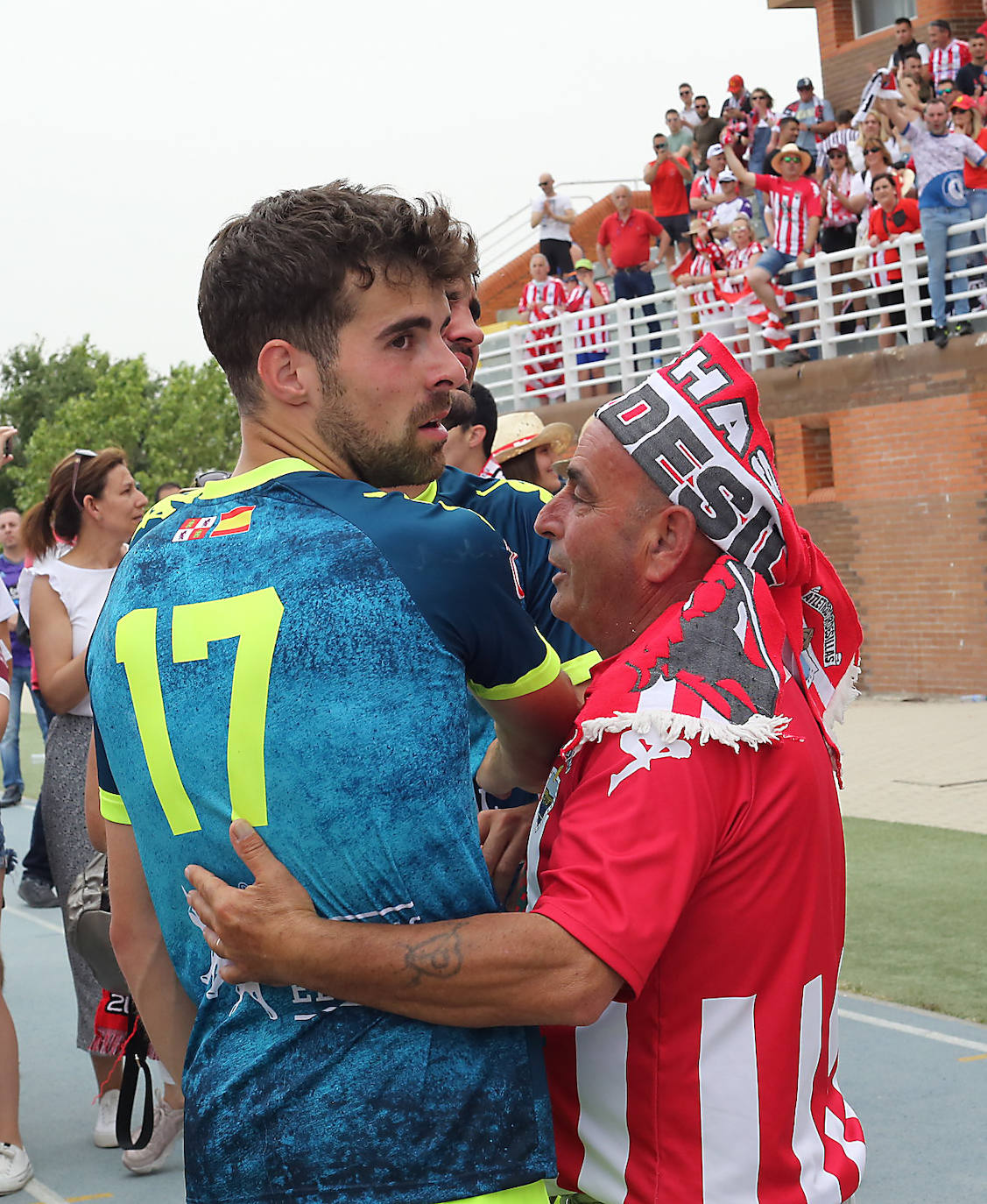Los jugadores, desolados, al final del encuentro.