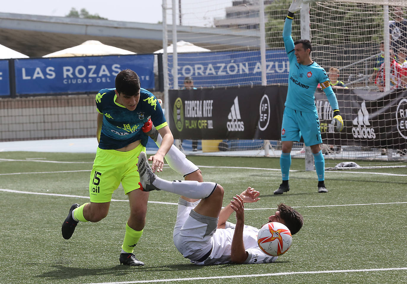 Los jugadores, desolados, al final del encuentro.