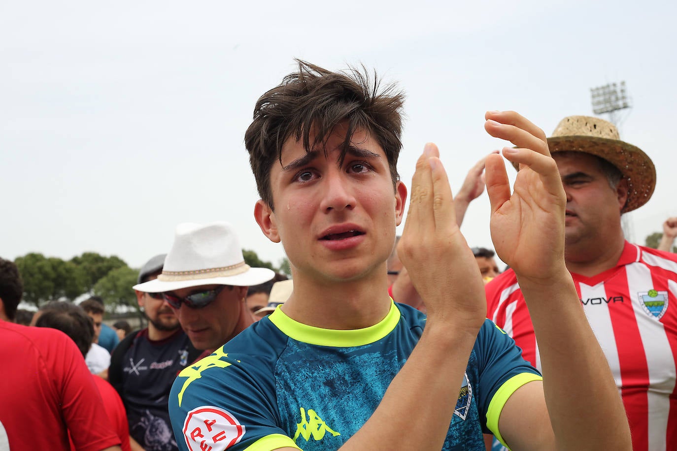 Los jugadores, desolados, al final del encuentro.
