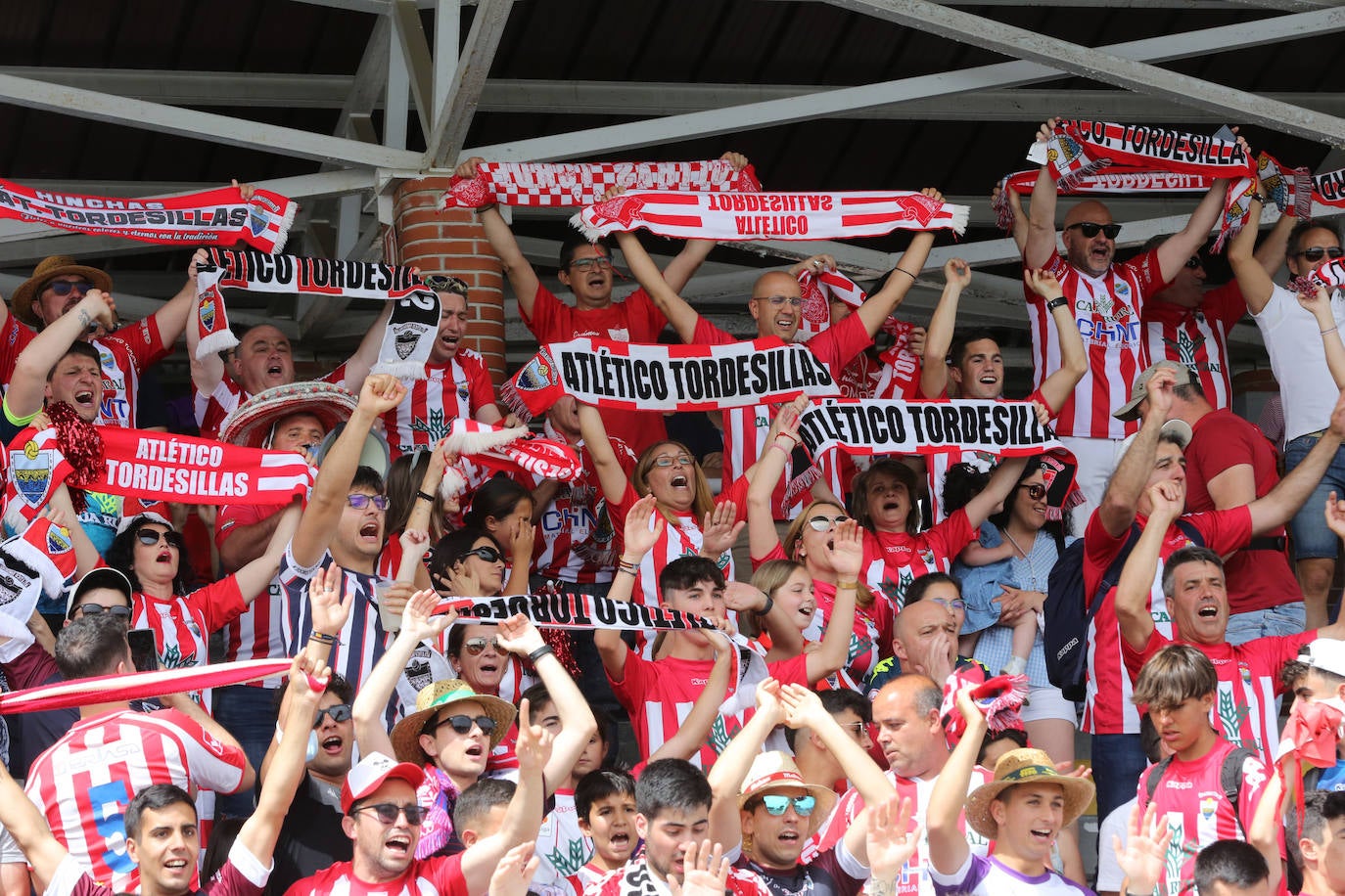 Los jugadores, desolados, al final del encuentro.