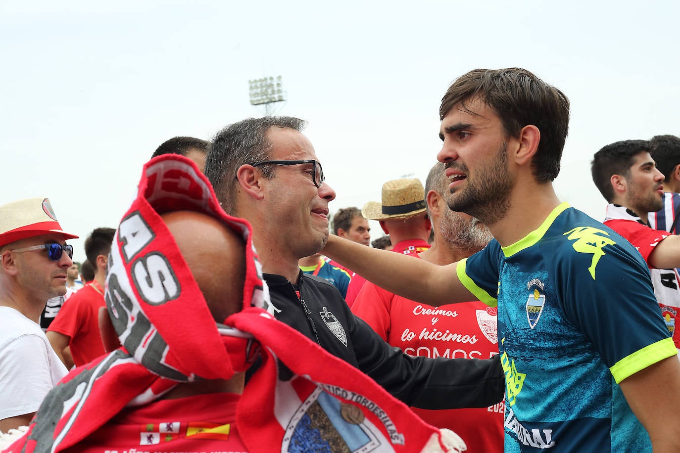 Los jugadores, desolados, al final del encuentro.