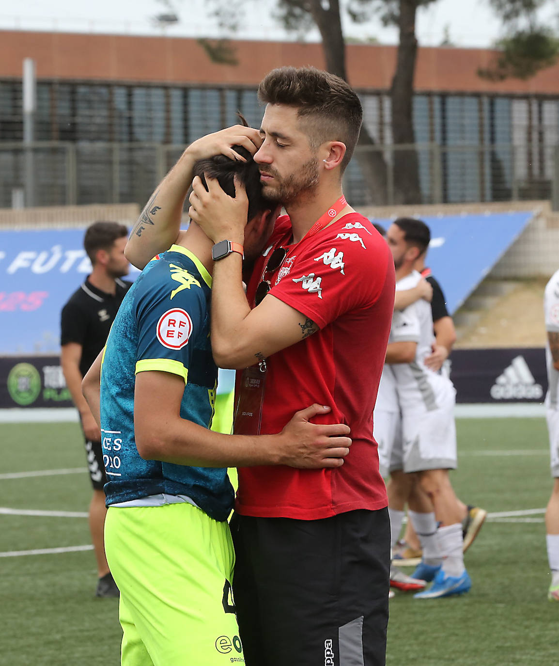 Los jugadores, desolados, al final del encuentro.