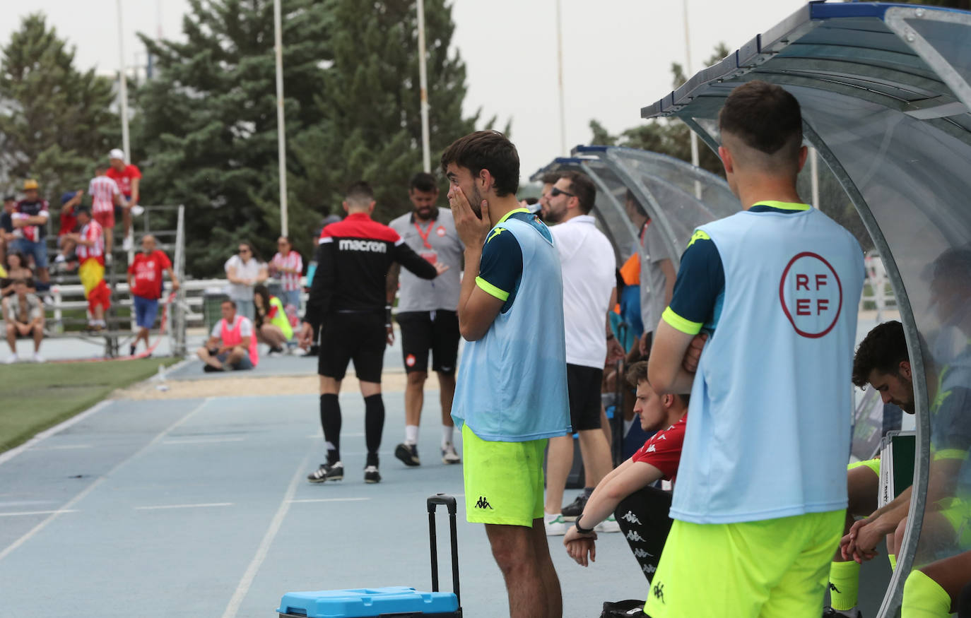 Los jugadores, desolados, al final del encuentro.