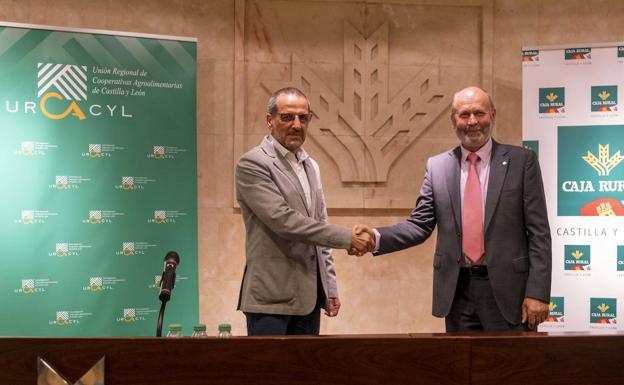 El presidente de la Unión de Cajas Rurales de Castilla y León (Ucar), Ernesto Moronta Vicente, el presidente de la Unión Regional de Cooperativas Agroalimentarias de Castilla y León (Urcacyl), Fernando Antúnez García, firman la renovación del convenio de colaboración entre ambas entidades.