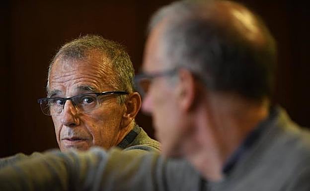 Chus Landáburu posa para la entrevista ante un espejo.