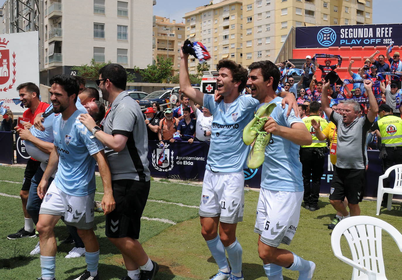 Manu celebra con Rafa Llorente el gol que adelantaba a la Gimnástica frente al Cerdanyola por 2-1. 