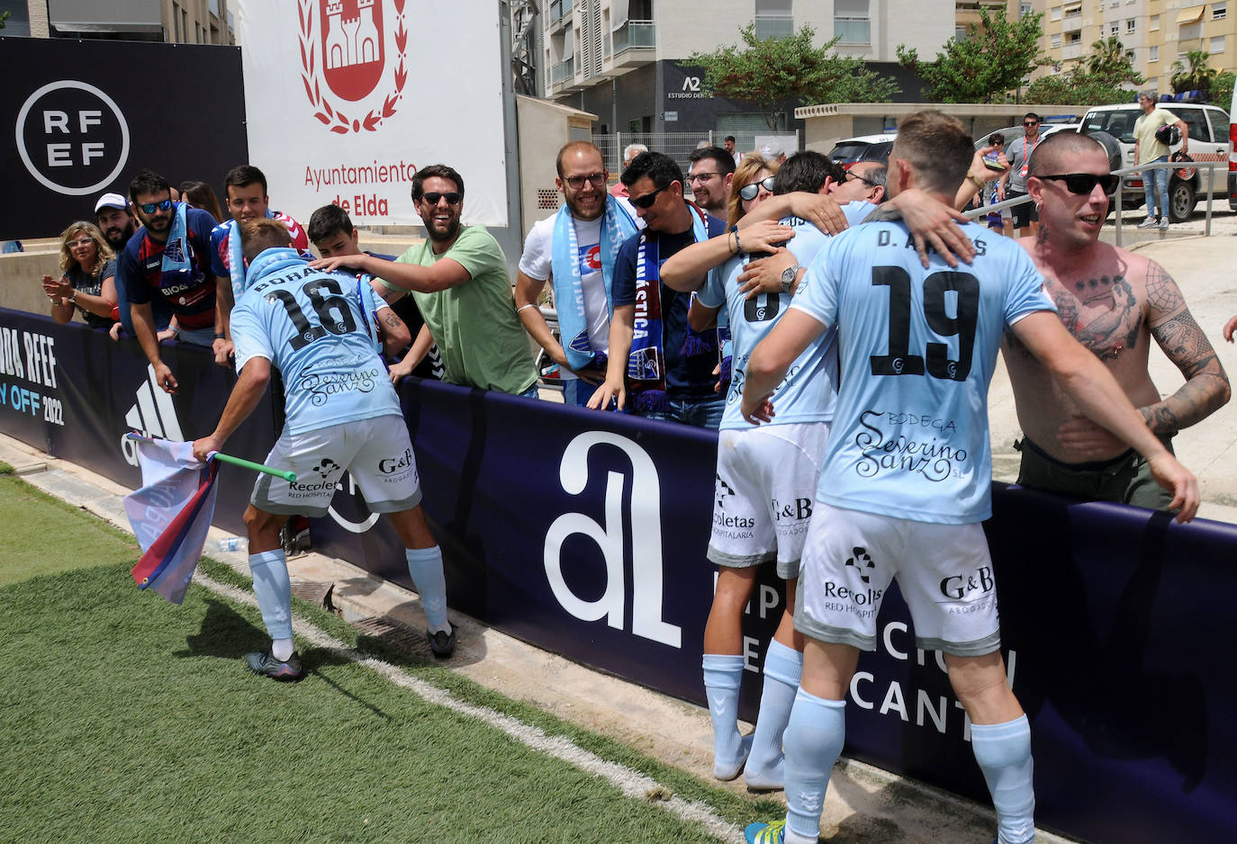 Manu celebra con Rafa Llorente el gol que adelantaba a la Gimnástica frente al Cerdanyola por 2-1. 