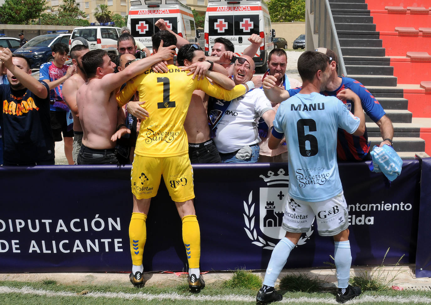 Manu celebra con Rafa Llorente el gol que adelantaba a la Gimnástica frente al Cerdanyola por 2-1. 