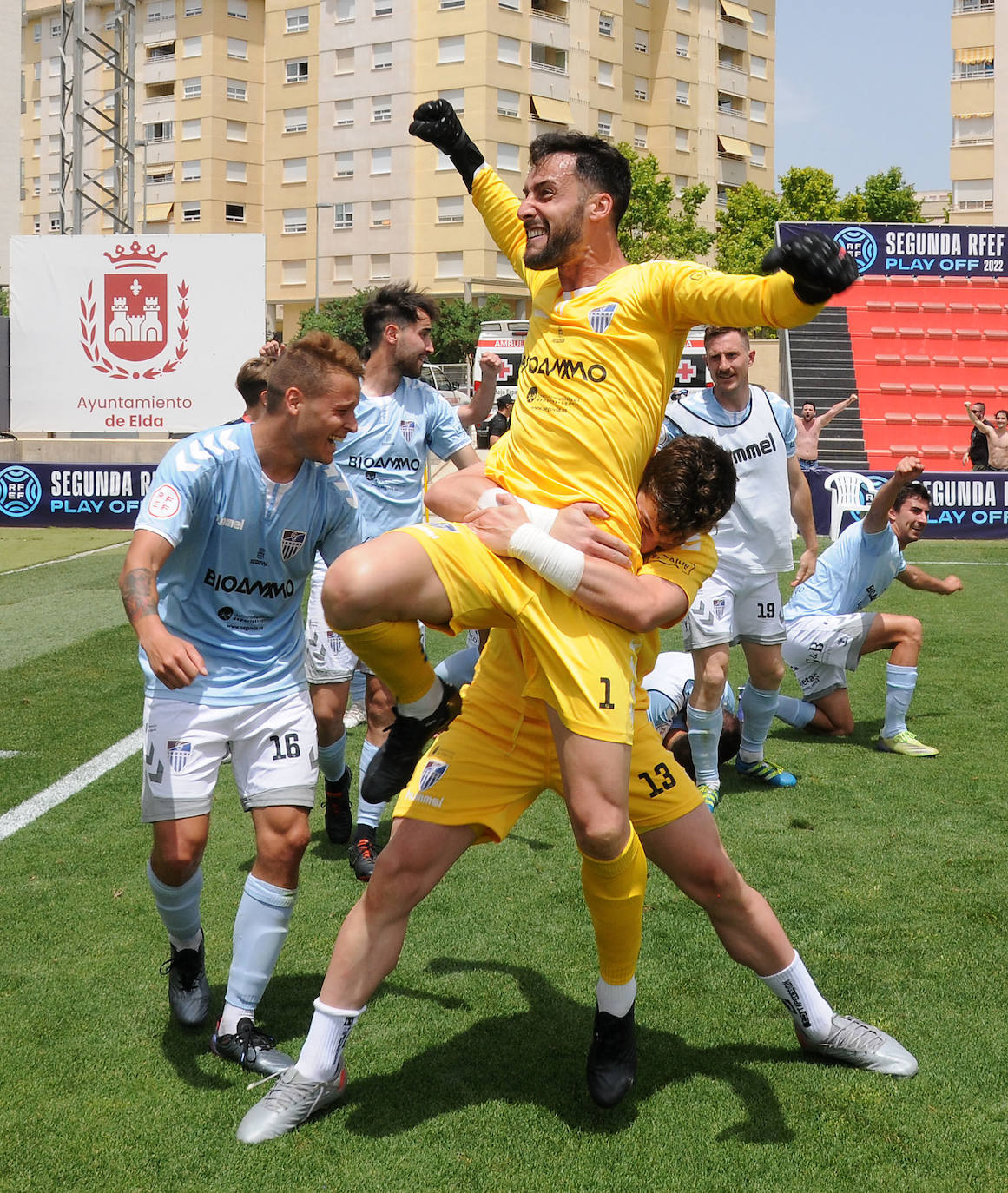 Manu celebra con Rafa Llorente el gol que adelantaba a la Gimnástica frente al Cerdanyola por 2-1. 