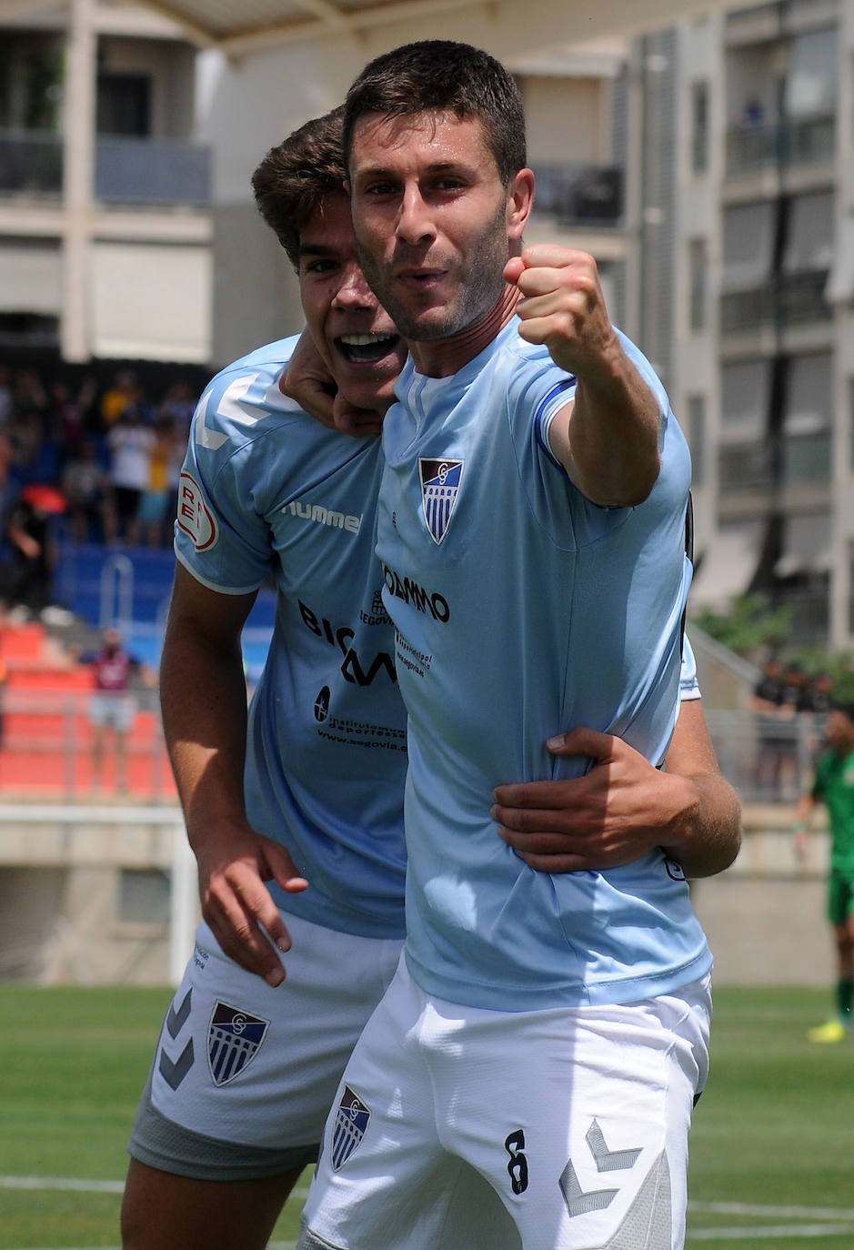 Manu celebra con Rafa Llorente el gol que adelantaba a la Gimnástica frente al Cerdanyola por 2-1. 