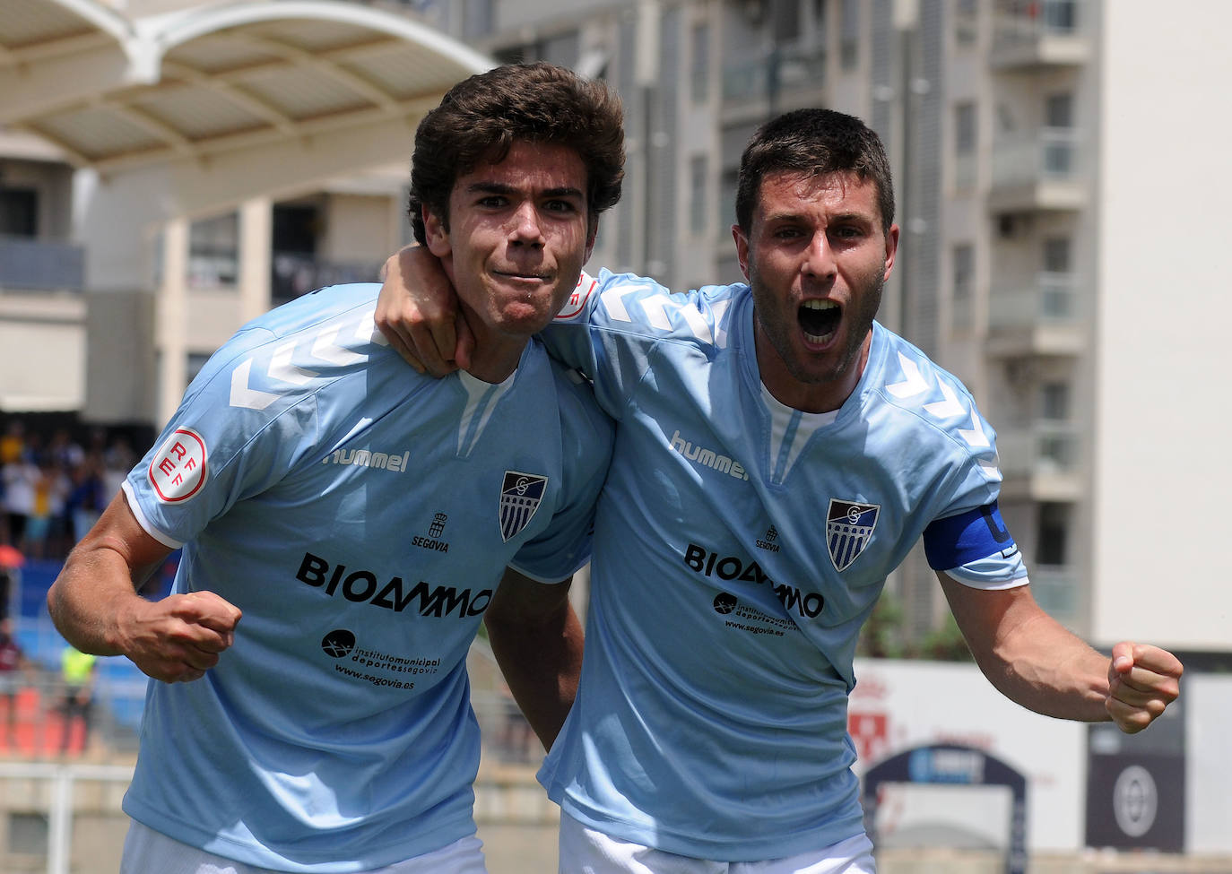 Manu celebra con Rafa Llorente el gol que adelantaba a la Gimnástica frente al Cerdanyola por 2-1. 