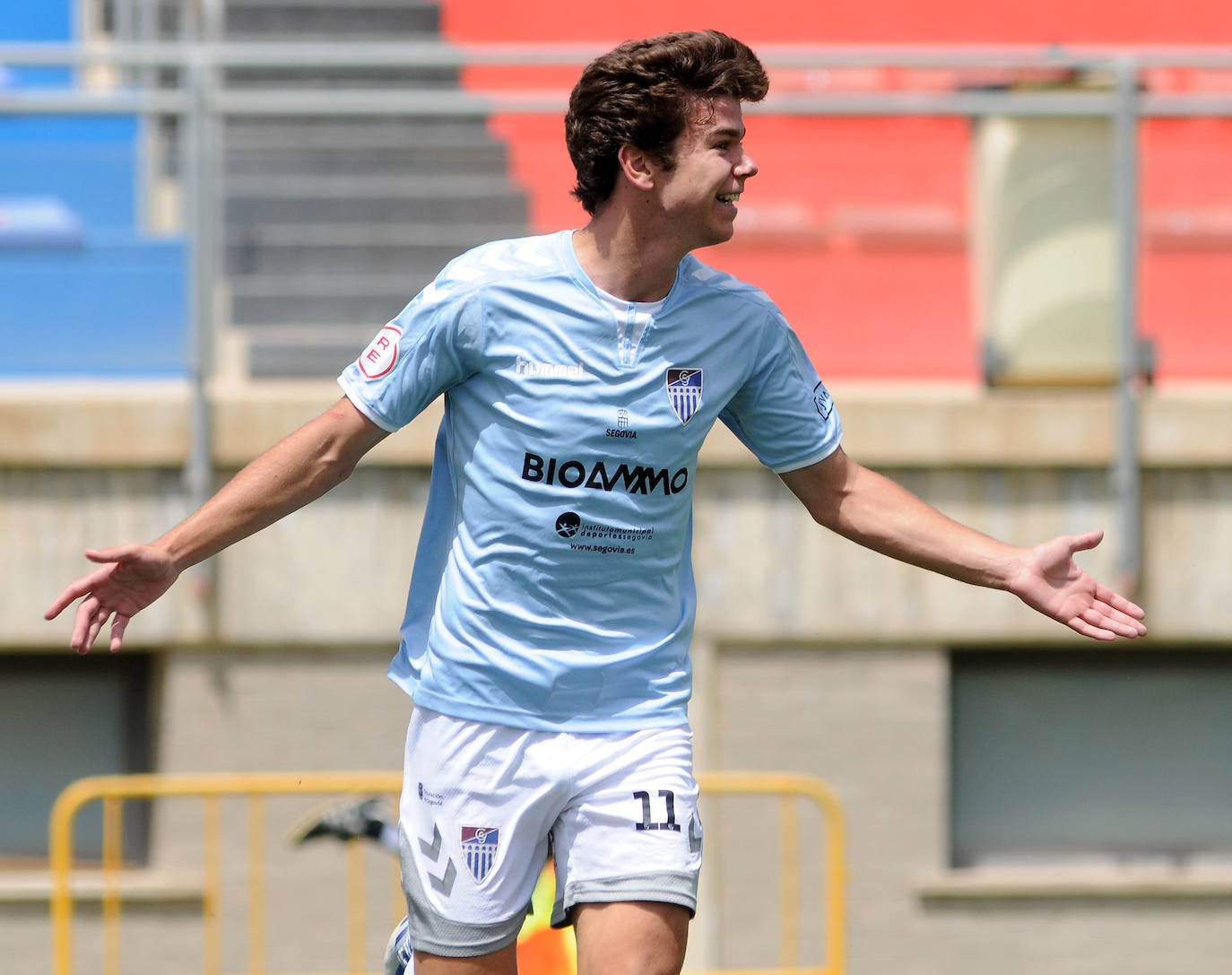 Manu celebra con Rafa Llorente el gol que adelantaba a la Gimnástica frente al Cerdanyola por 2-1. 