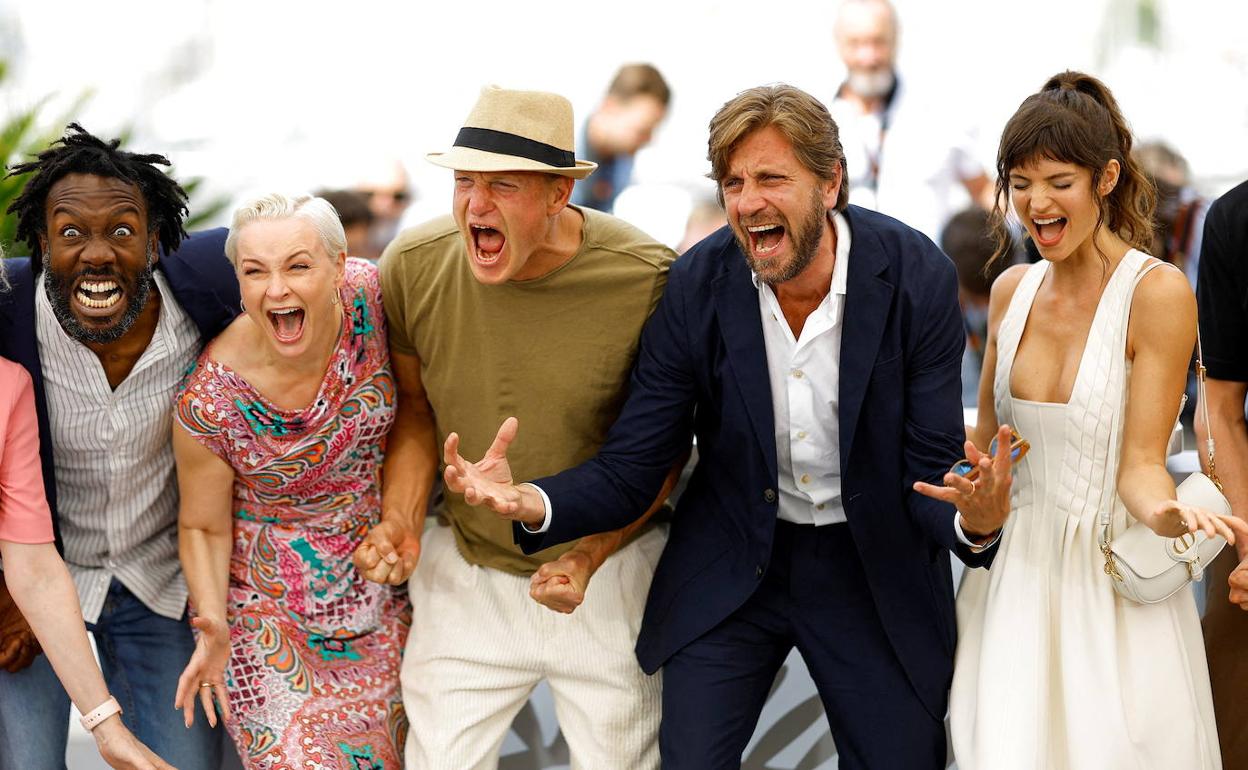 Ruben Östlund, junto a los actores Jean-Christophe Folly, Vicki Berlin, Woody Harrelson y Charlbi Dean, en la presentación de 'Triangle of sadness'. 