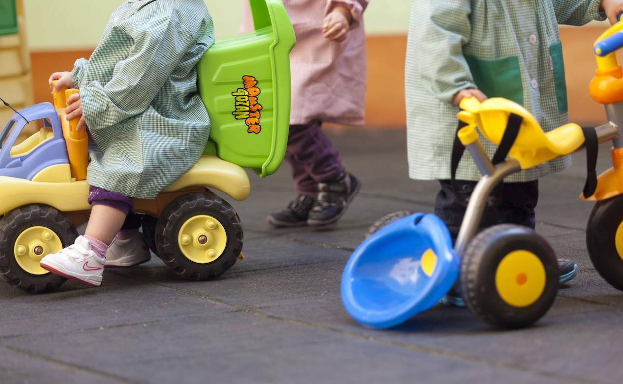 Varios niños juegan en el patio de una escuela infantil.