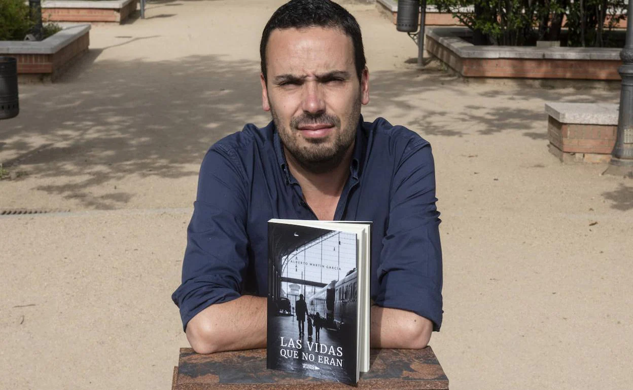 Alberto Martín, escritor segoviano con el libro que ha publicado recientemente. 