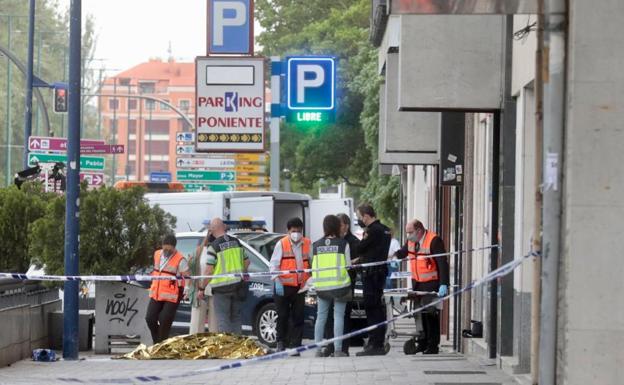 Muere una mujer al precipitarse por la ventana de un edificio de Isabel la Católica