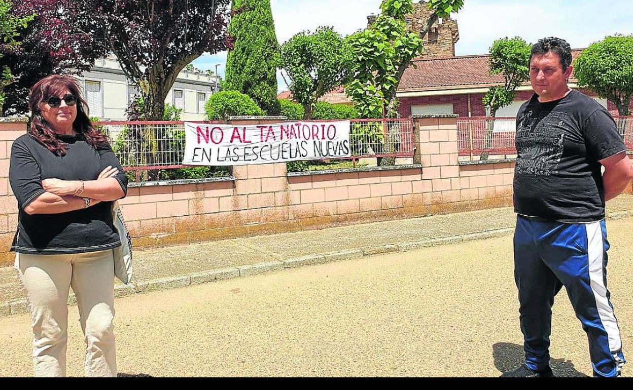 Manuela Vidal y Pedro Crespo, vecinos de Quintana del Marco, frente a las escuelas del pueblo. 