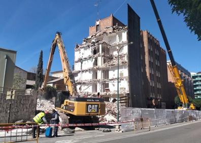 Imagen secundaria 1 - Evolución de los trabajos de demolición de la residencia de Las Oblatas desde el día antes del derribo. 