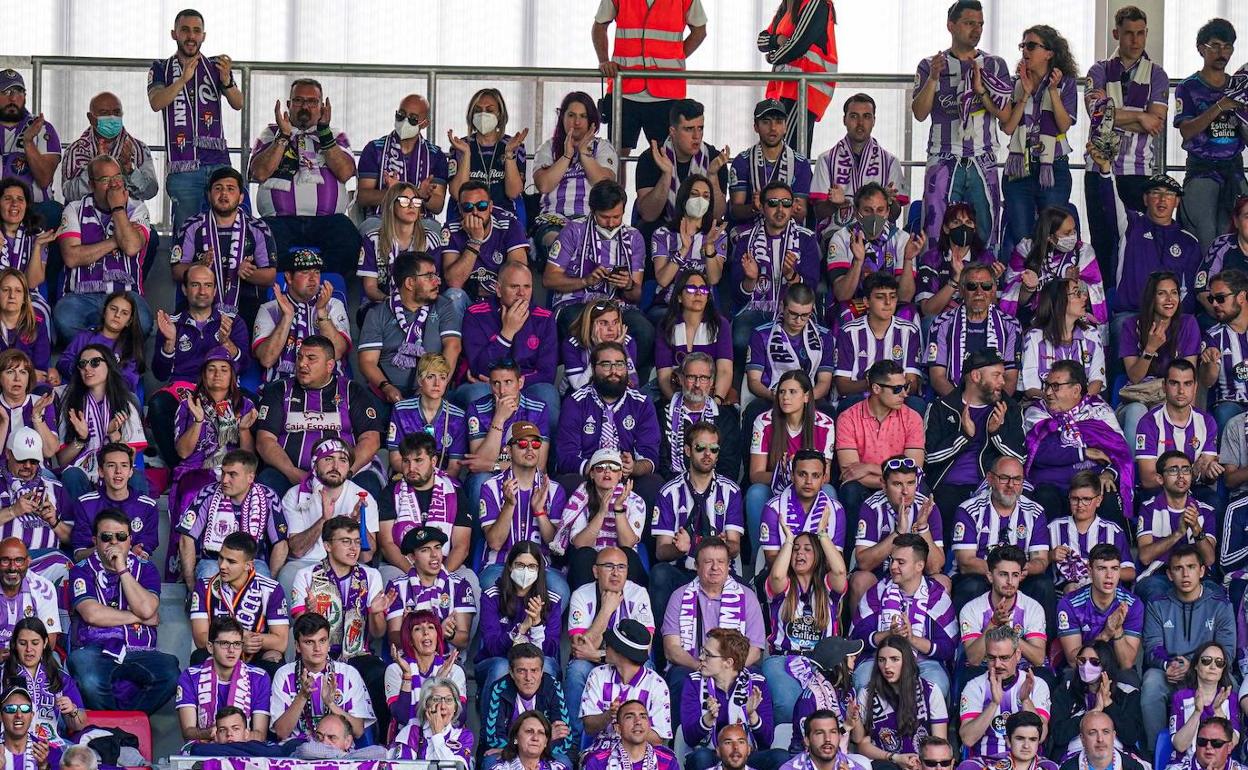 Aspecto que lució uno de los fondos del estadio Ipurua con el desembarco de la afición blanquivioleta.