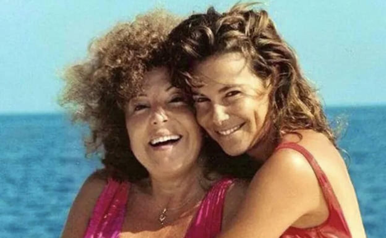 Ana Obregón en una foto de sus años de juventud acompañada por su madre. 