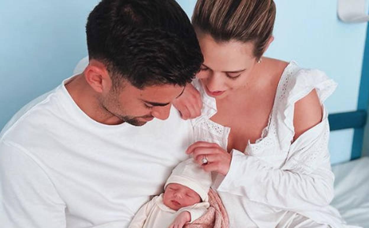 Enzo Zidane y Véronique Fernández con la pequeña Sia. 