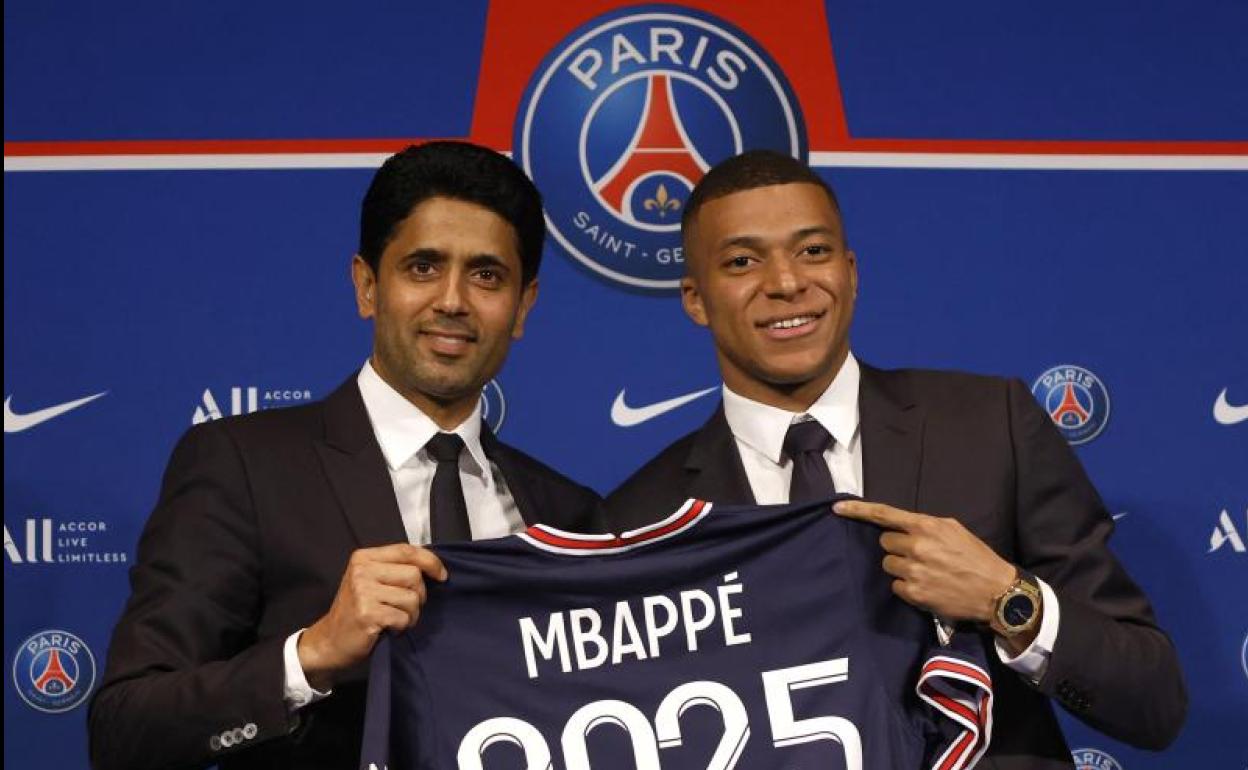 Kylian Mbappé y el presidente del PSG, Nasser Al Khelaifi. 