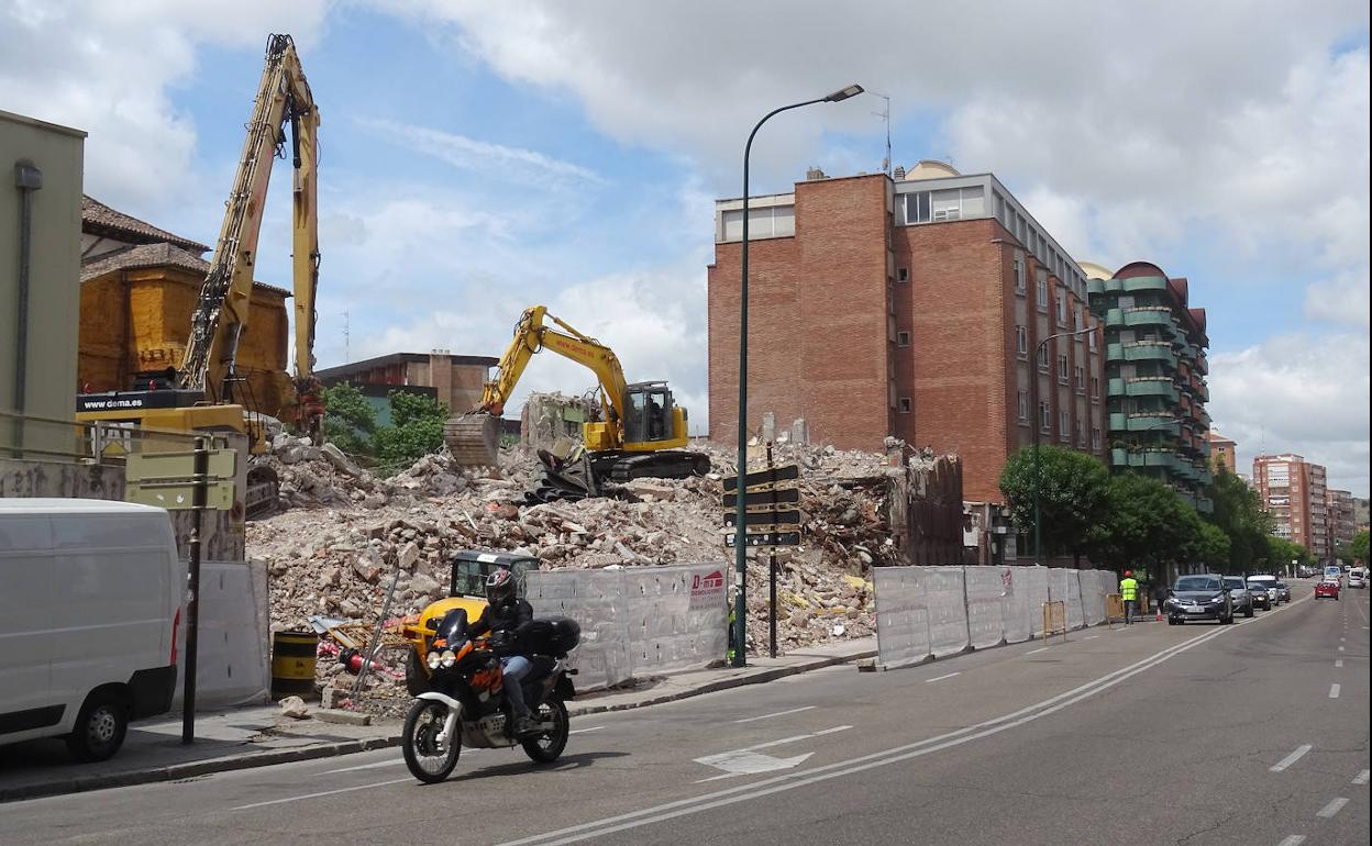 La máquina ultima la demolición de la residencia de Las Oblatas mientras los vehículos circulan ya hacia el centro por la Rondilla de Santa Teresa. 