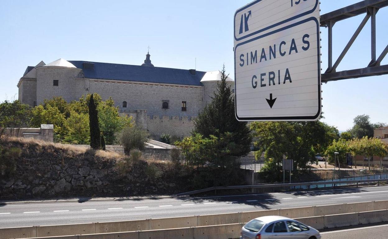 La autovía A-62, a su paso junto al Archivo de Simancas. 