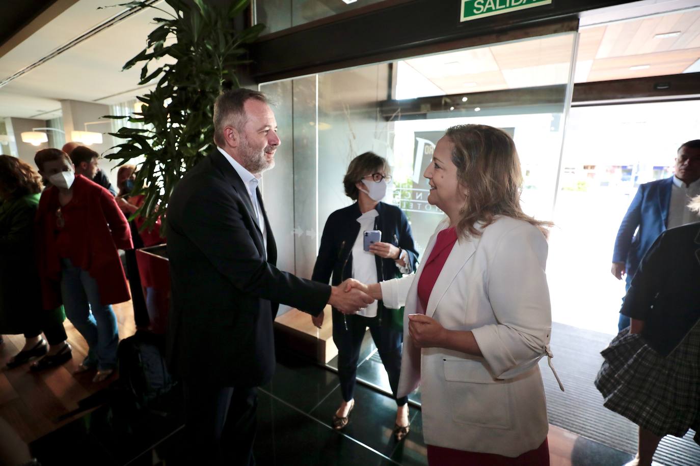 El director de El Norte de Castilla, Ángel Ortiz, se saluda con Iratxe García.