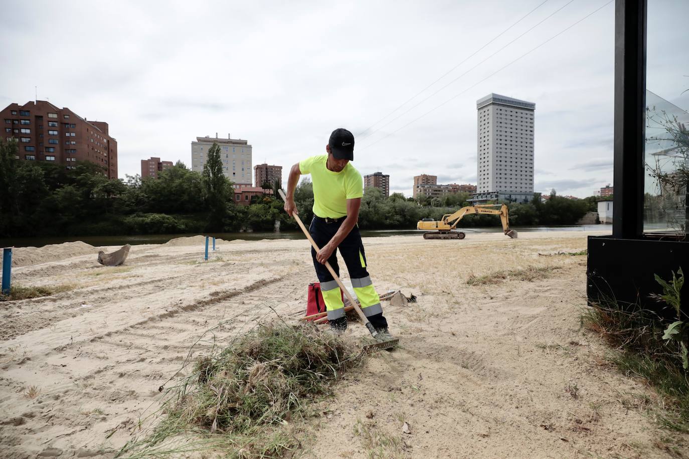 Fotos: Renovación de la arena de la playa de las Moreras, en Valladolid