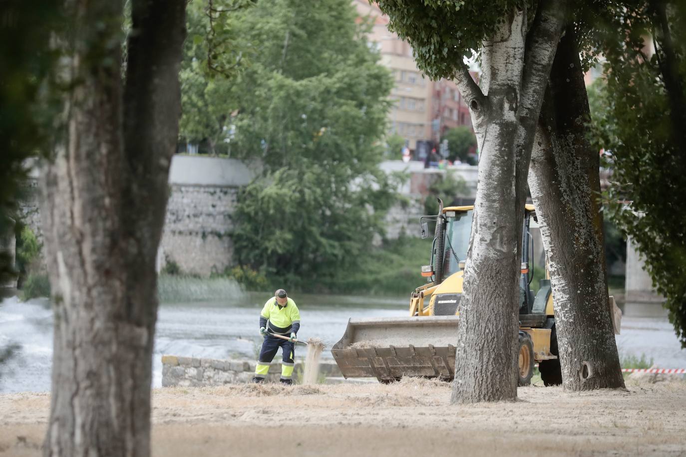 Fotos: Renovación de la arena de la playa de las Moreras, en Valladolid