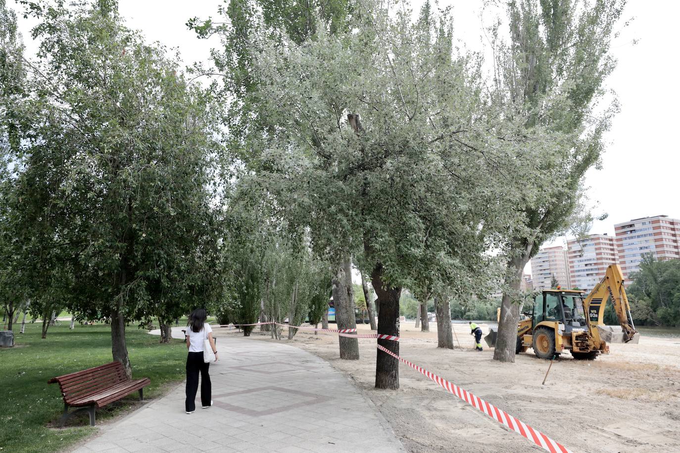 Fotos: Renovación de la arena de la playa de las Moreras, en Valladolid