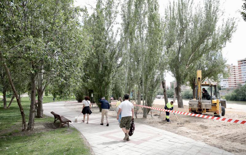 Fotos: Renovación de la arena de la playa de las Moreras, en Valladolid