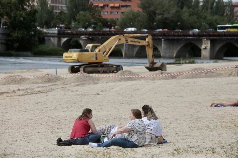 Fotos: Renovación de la arena de la playa de las Moreras, en Valladolid