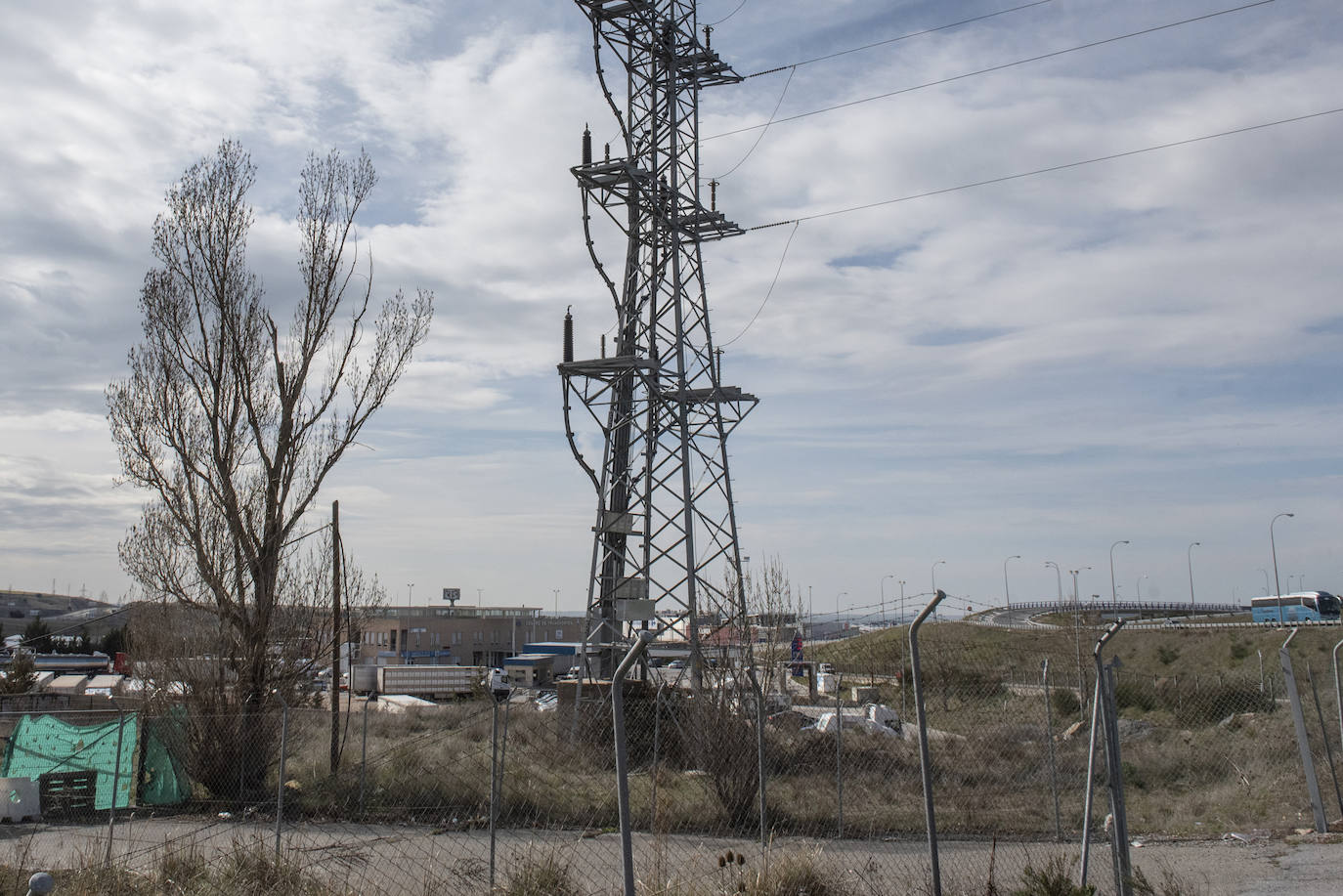 Torreta del tendido eléctrico en el acceso al Centro de Transportes.