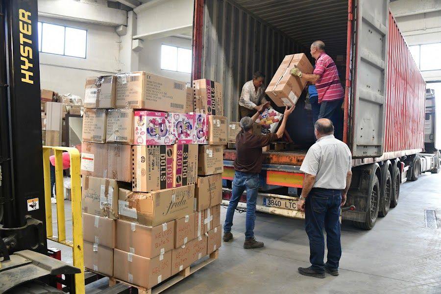 Varias personas cargan diferentes cajas de material en un camión, ayer, en El Espinar.