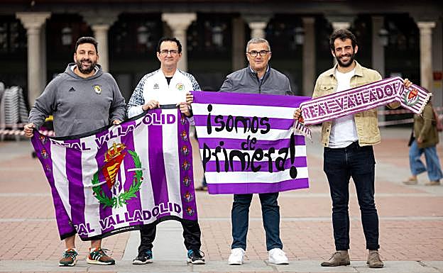 Juan Carlos Pérez, Miguel Ángel Peñas, Paco García y Diego Merino posan en la Plaza Mayor de Valladolid para El Norte. 
