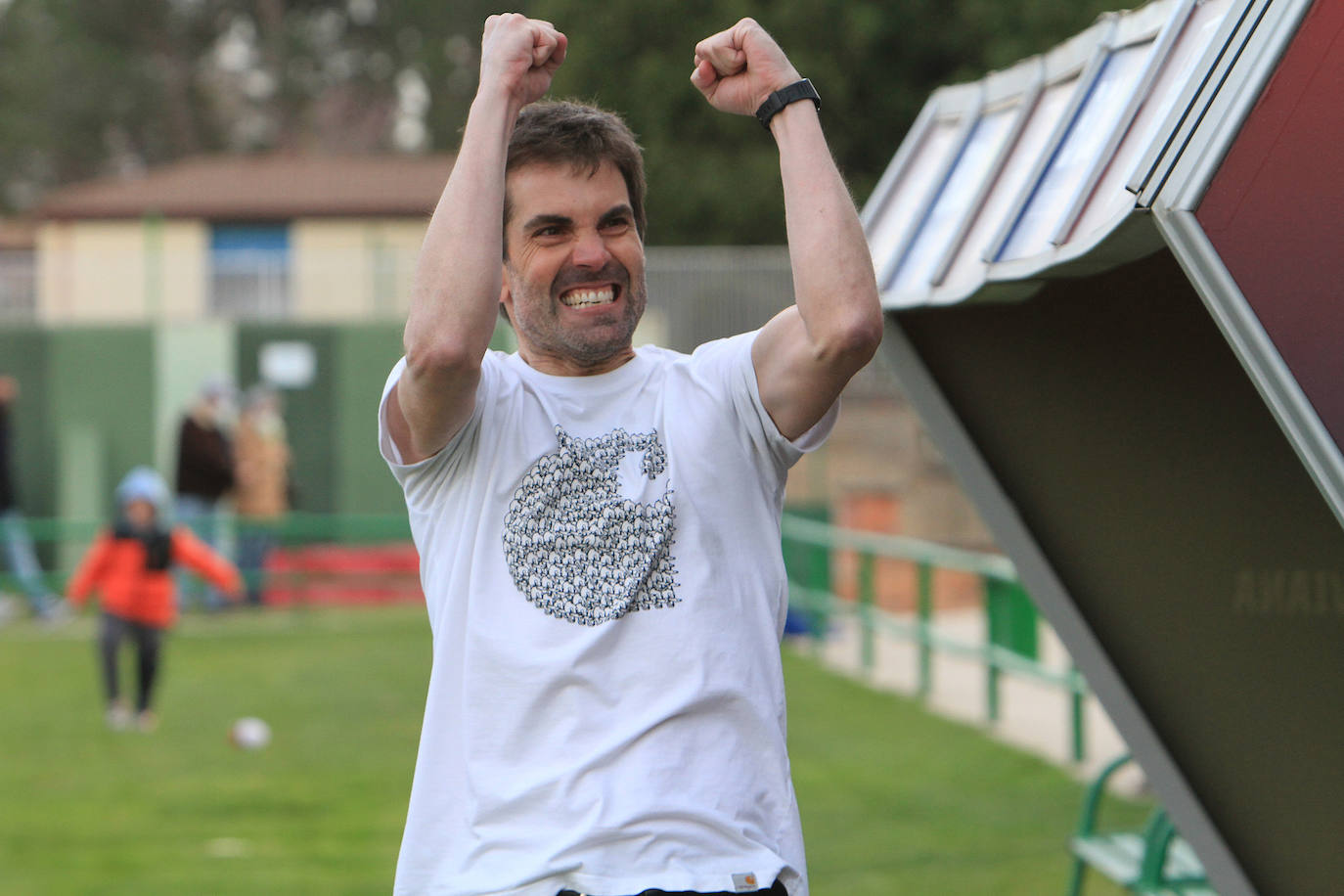 Celebración en el banquillo de Ramsés Gil de su primera victoria.