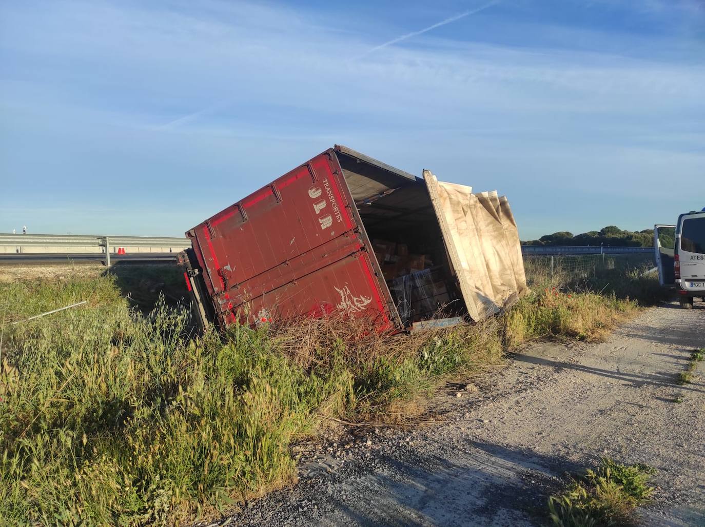 Fotos: Vuelca un camión de reparto en la Autovía de Pinares