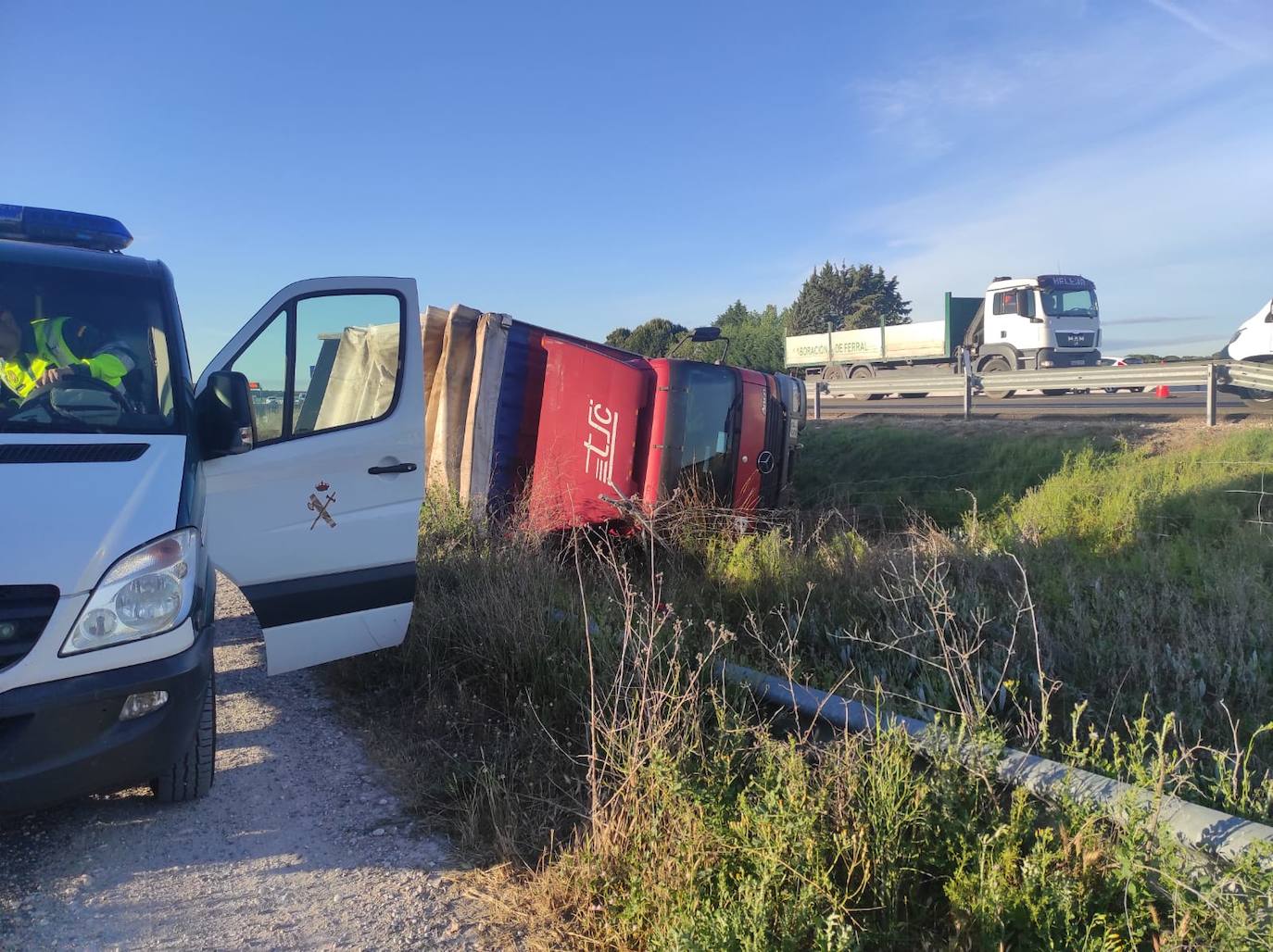 El camión volcado en la cuneta de la A-601, en el término municipal de Aldeamayor de San Martín. 