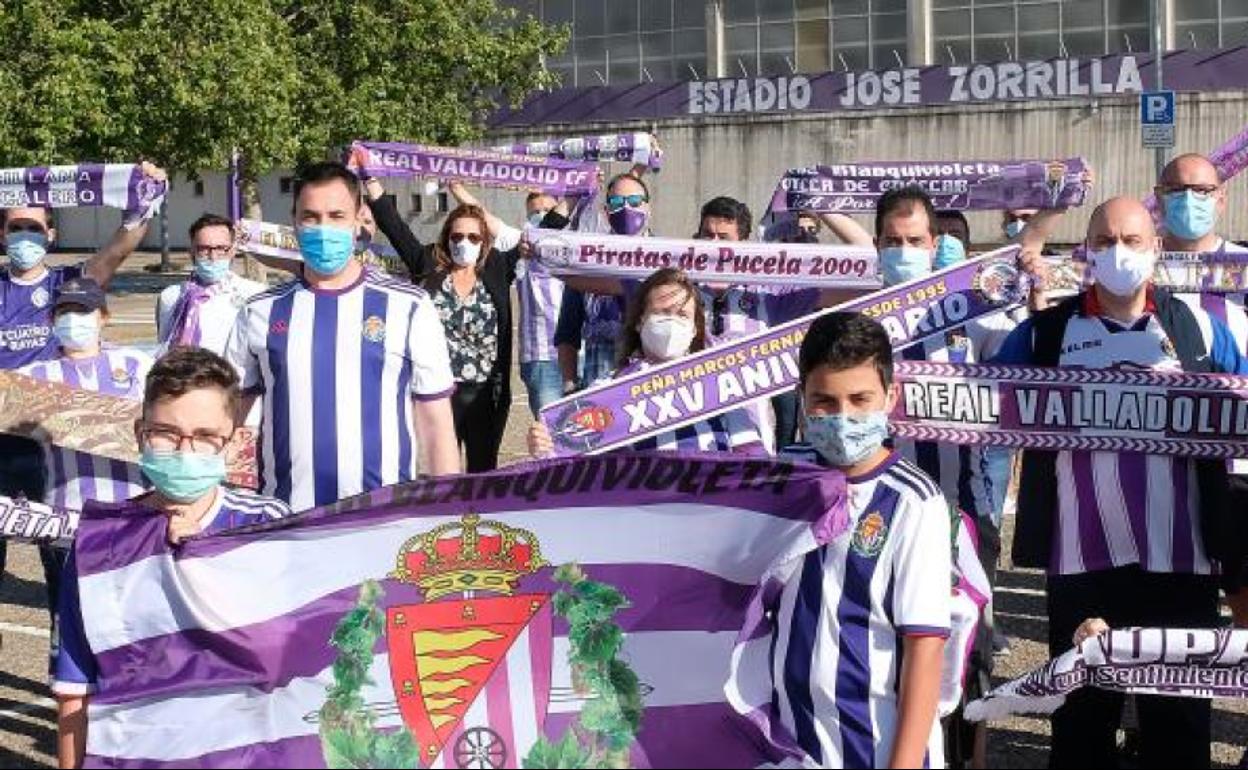 Aficionados del Real Valladolid en la concentración que se hizo antes de que se reanudara la liga durante la pandemia