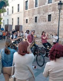 Imagen secundaria 2 - Las jirafas en la Plaza Mayor, público subido a bancos y canastas para seguir 'Latas' y LaDinamo junto a San Benito. 