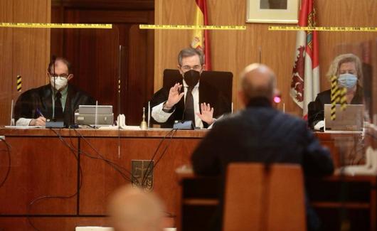 El presidente del tribunal pide calma a Sotero Rivera, padre de PIpi. 