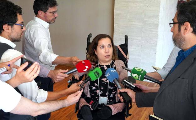 Noelia Frutos, procuradora del PSOE a la que se refirió el vicepresidente en la sesión de control, atiende a los periodistas en el pasillo de las Cortes.