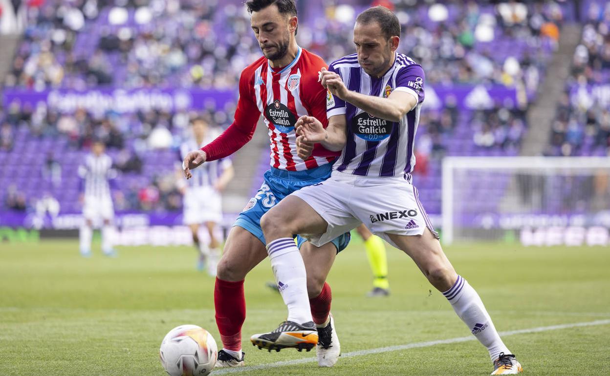 Nacho pugna con un rival en el partido ante el Lugo. 