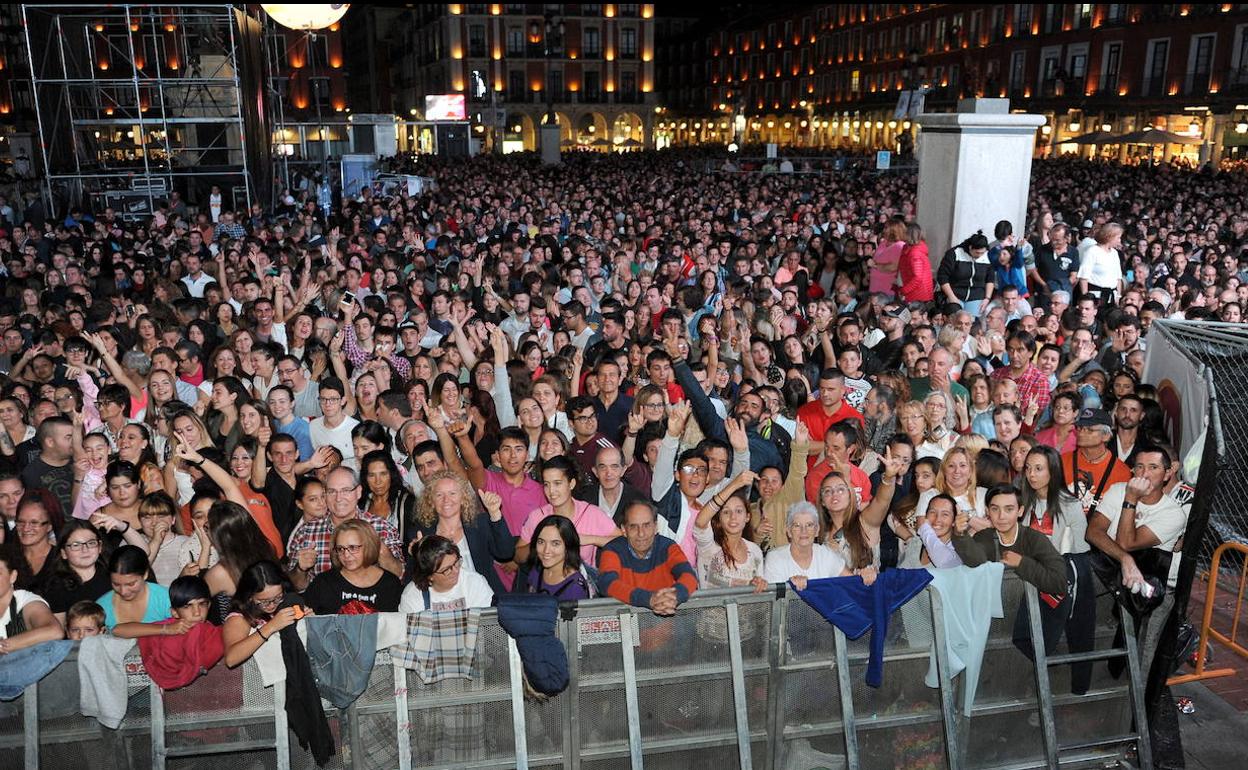 Plaza Mayor de Valladolid a rebosar durante un concierto de las Fiestas de San Lorenzo. 