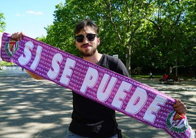 Imagen secundaria 1 - Andrea Rodríguez, Blanca buenadicha, Nicolas y Diego Miguel posan orgullosos con la bandera del Real Valladolid. 