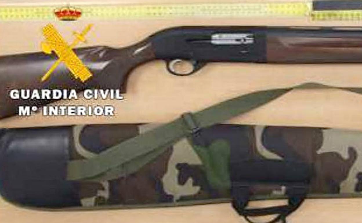 La escopeta intervenida a los sospechosos en Santovenia de Pisuerga. 